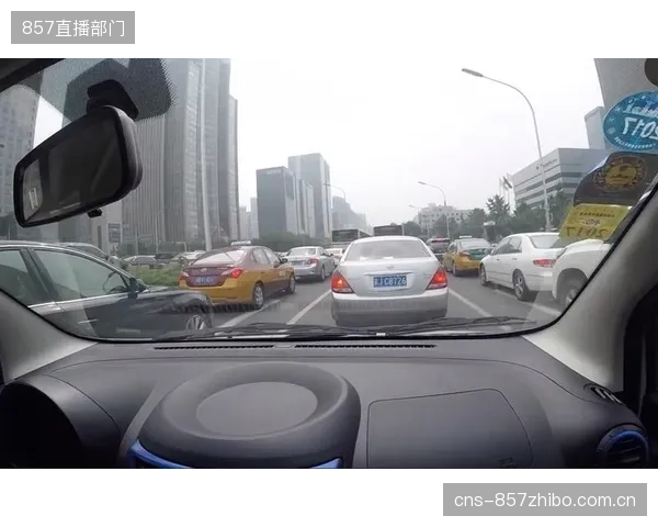 巴黎圣日耳曼正在尝试将DAZN的转播数据接入全息影像室，实现转播视角与教练视角的统一